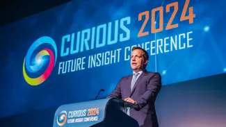 Nino Haase begrüßt das Publikum