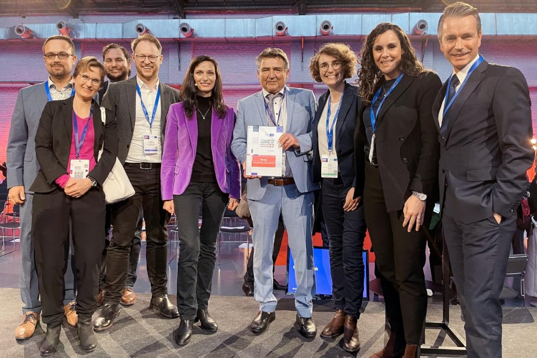 Mayor Günter Beck (center) receives the award from Mariya Gabriel, European Commissioner for Innovation, Research, Culture, Education and Youth (also center), together with the delegation from Mainz. Photo: City of Mainz