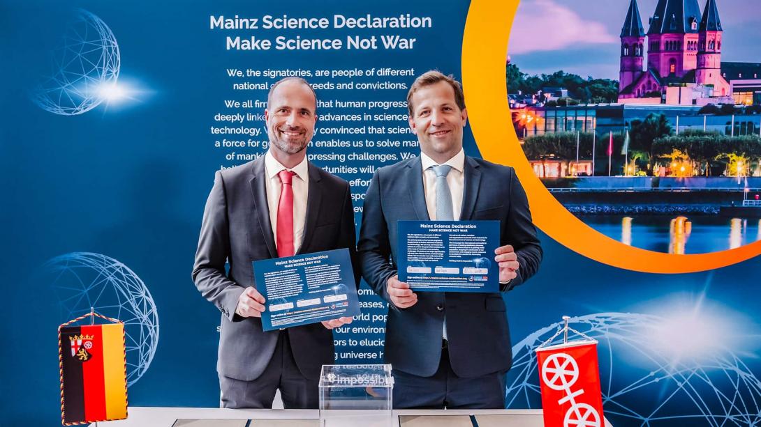 Clemens Hoch, Minister für Wissenschaft und Gesundheit Rheinland-Pfalz und Nino Haase, Oberbürgermeisterin der Stadt Mainz mit der Mainzer Science Declaration